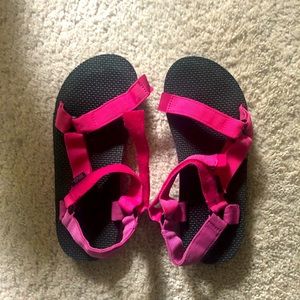 Teva Sandals Size 6 Pink